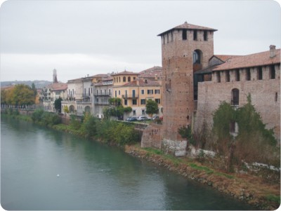 แม่น้ำ อดิเจ้ (Fiume Adige) ถ่ายจากบนสะพาน ปอนเต้ สคาริเกโร่ (Ponte Scaligero) สร้างโดย Cangrande II (ระหว่างปี คศ 1354-1376)