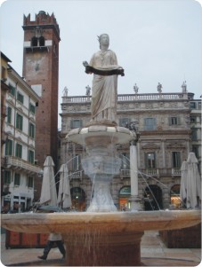 น้ำพุบริเวณ ปิแอสซ่า เออเบ (the Fountain - madonna of Verona @ Piazza Erbe) ด้านหลังคือ พาลาซโซ่ มัฟเฟอิ (Palazzo Maffei)