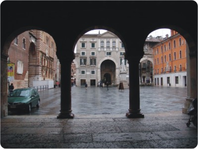 ปิแอสซ่า เดอิ ซินญอรี่ (Piazza dei Signori) และอนุสาวรีย์ กวีเอก ท่านดังเต้ (Dante)