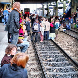 กลุ่มผู้ประท้วง ลงมาเดินที่รางรถไฟ mob at Rennes Train Station